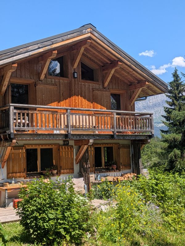 Chalet récent , calme et confortable avec une magnifique vue sur le massif du Mont Blanc.