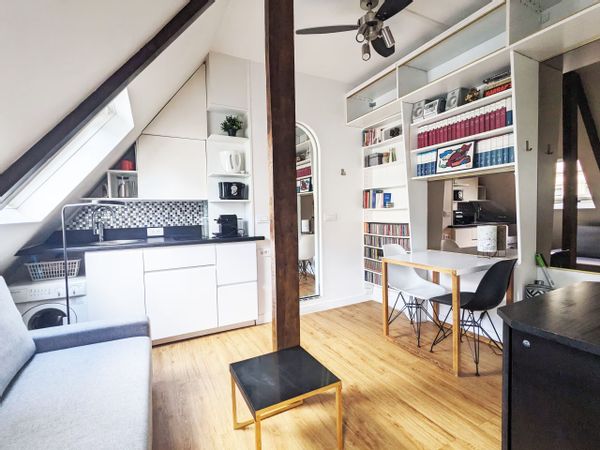 Studio moderne sous les toits et lumineux – Paris 8e