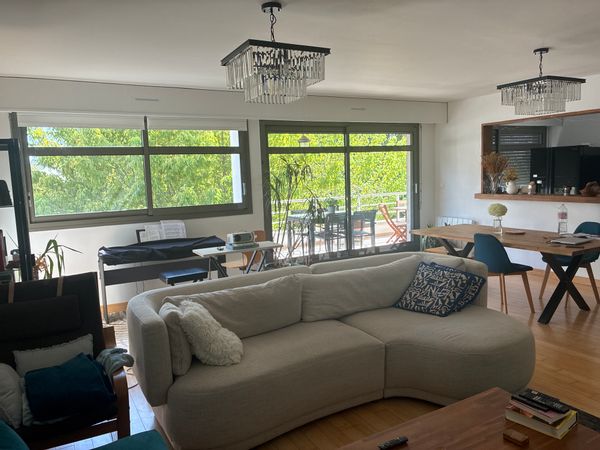 La chambre privée de David Orienté Sud Ouest , elle est spacieuse et rénovée il y a 2 ans .