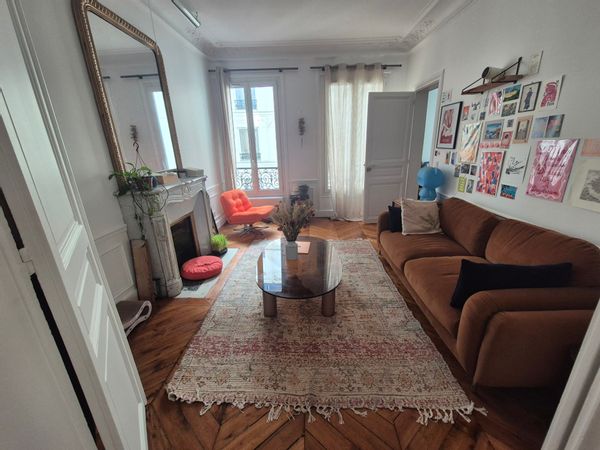 Charming Paris flat near Canal St-Martin! Cozy 1-bed, lively vibe & top metro. Ideal couple! ✨