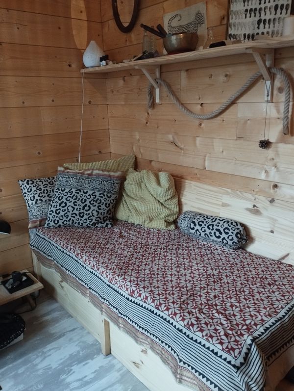 Maison atypique pour 1 voir 2 pers. Tout en bois sur pilotis à flanc de montagne entourée d'arbres.