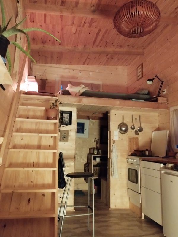 Maison atypique pour 1 voir 2 pers. Tout en bois sur pilotis à flanc de montagne entourée d'arbres.