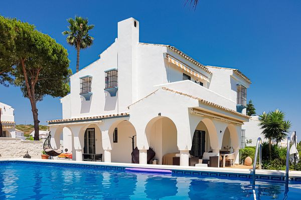 Entre mer et vieille ville d'Estepona : élégante villa avec piscine privée