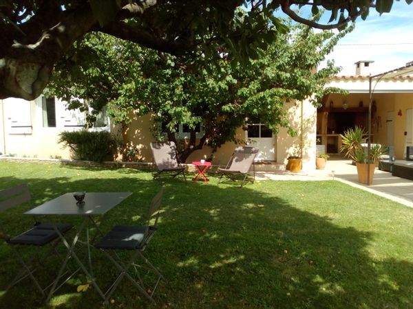 Grande dépendance au calme à LIRAC, village du Gard Provençal