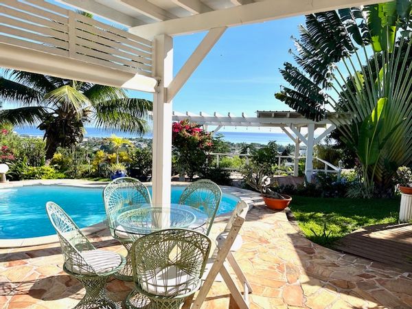 La maison de Katell et Gabriel  : jardin arboré, grande vue mer, piscine