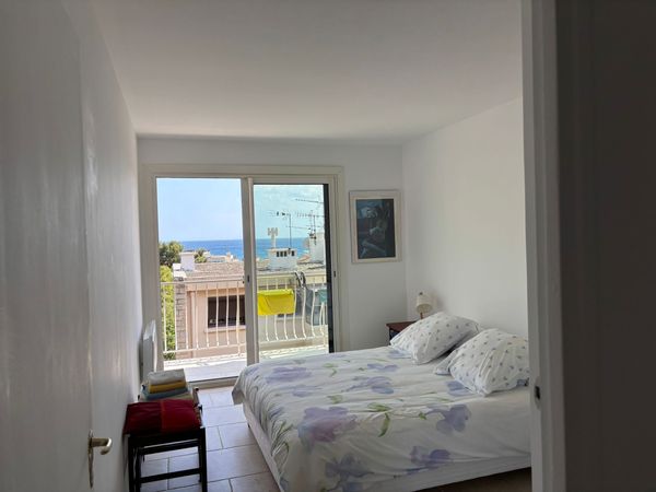 Appartement 2 chambres, avec balcon vue sur mer. Le port est accessible à pieds (5 min).