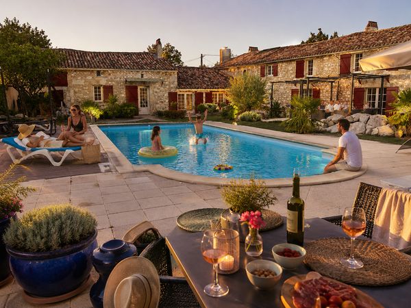 Évadez vous entre vignes et Pyrénées dans une longère de charme du XVII ème siècle avec piscine.
