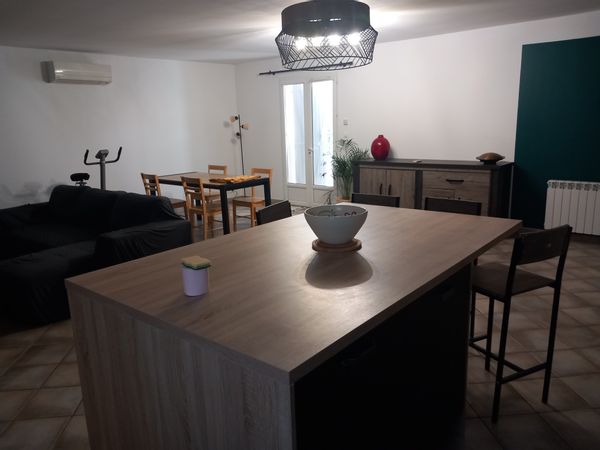 Villa avec piscine idéalement située dans un village gardois très prisé à 10 minutes d'Avignon