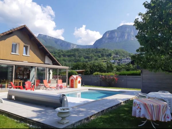 La maison avec piscine vue sur le massif des Bauges