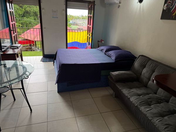 Studio privée de Gloria est 1 des logements indépendants toute confort dans ma villa, que j'habite,