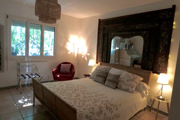 Grande chambre deco Indonésie au calme sur jardin