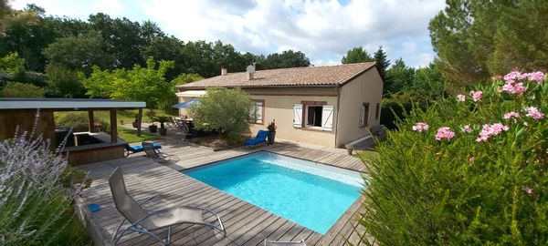Maison familiale avec terrasse et piscine
