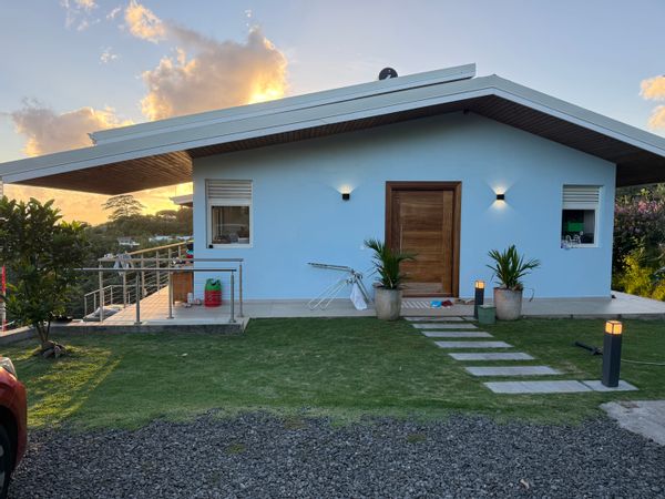 Maison familiale vue mer avec piscine, jardin et potager à Tahiti