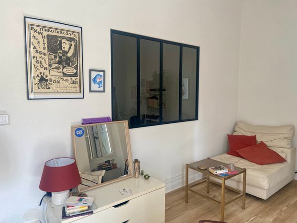 Appartement avec une grande pièce à vivre et une chambre séparée au coeur du quartier du Camas.