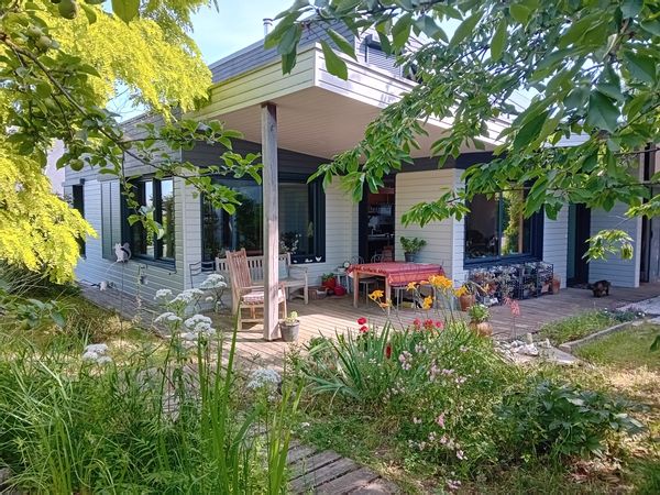 Maison contemporaine, lumineuse, ouverte sur un superbe jardin ombragé,  isolation performante.