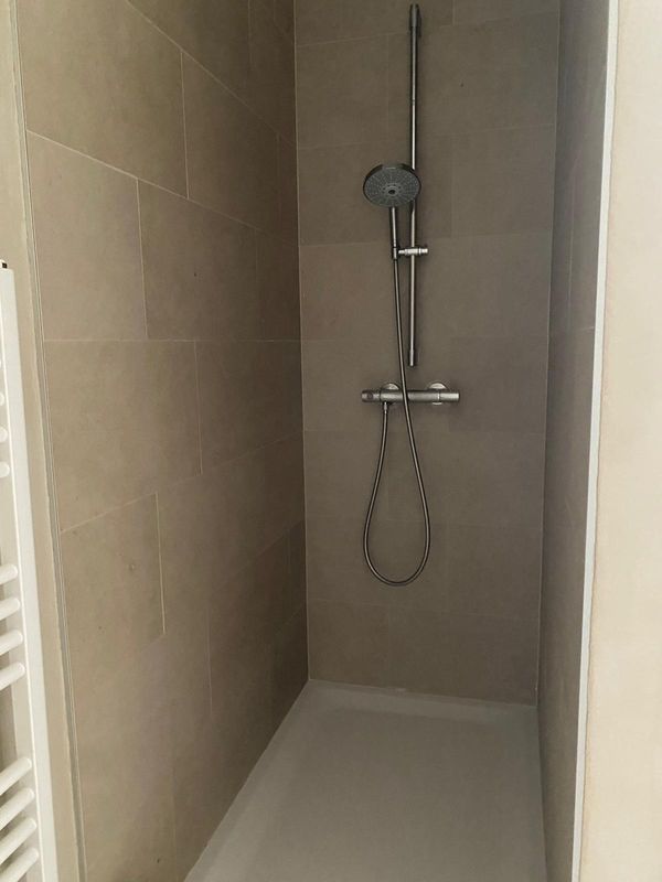 Deux chambres, salle de douche et salon à Bruxelles