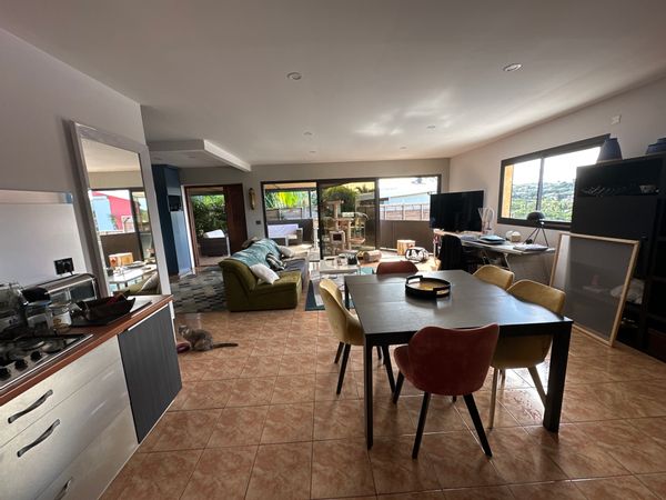 Petite maison propre et bien placée toute équipée à Nouméa, petite chatte sur place.