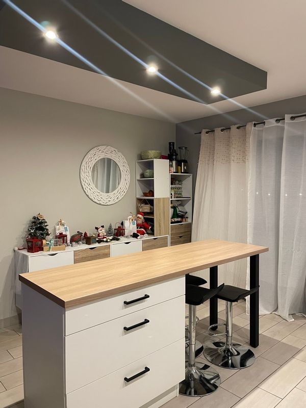 Une chambre privée dans une sympathique petite maison F3 sur Koné