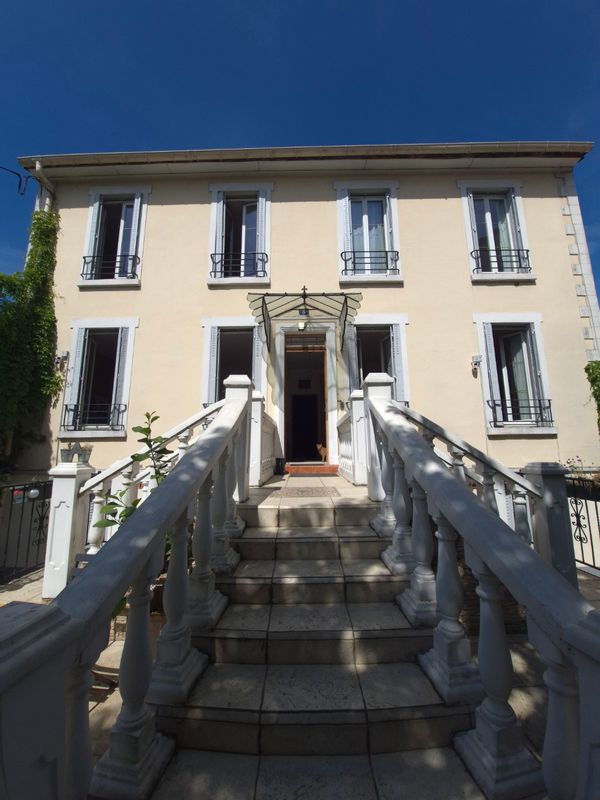 Belle maison spatieuse à Aubervilliers avec jardin et 2 charmants chats tout doux