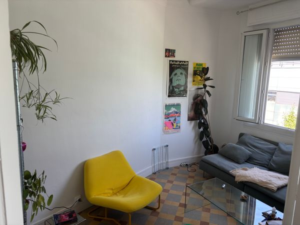 Salut ! Ça serait un plaisir de vous accueillir dans mon appart dans le quartier longchamp !