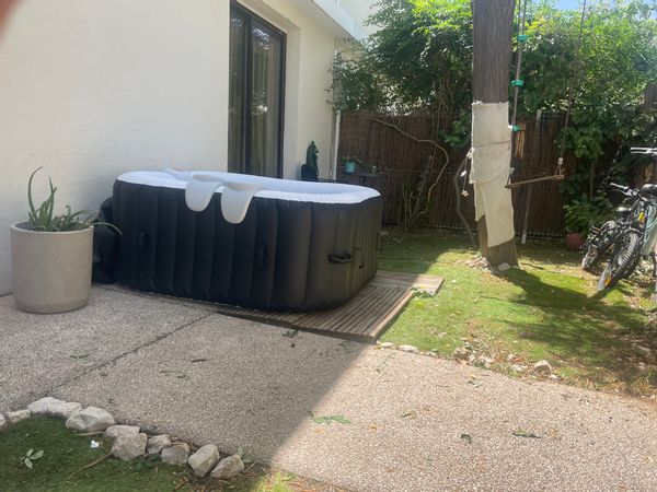 La maison de LAURA est spacieuse, dans un quartier calme permettant de se déplacer facilement