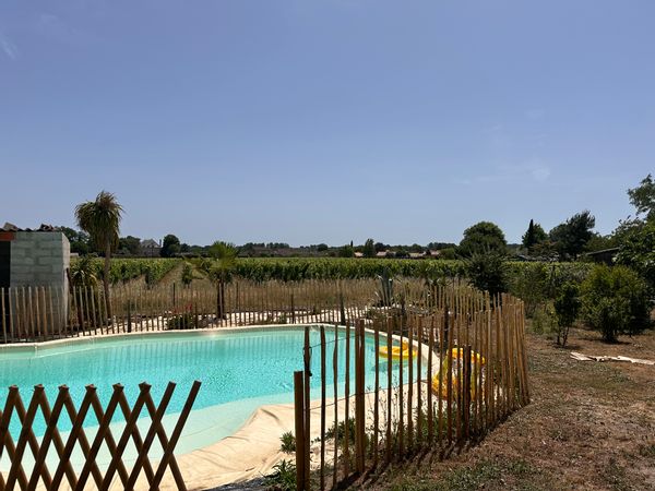 Havre de paix avec vue sur les vignes, proche d'une cité médiévale