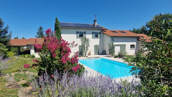 La maison est un havre de paix.  À côté de Lyon.