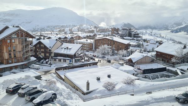 Bel appartement dans résidence idéalement située au cœur de la station avec départ ski aux pieds