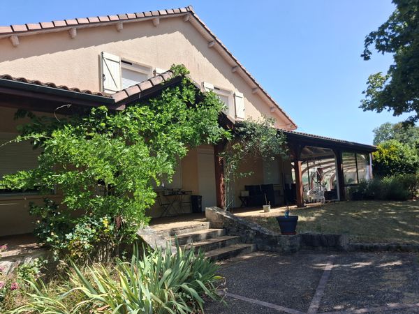 La maison de Cécile et Yvan Maison située à 5mn de Gramat en voiture, dans un hameau calme