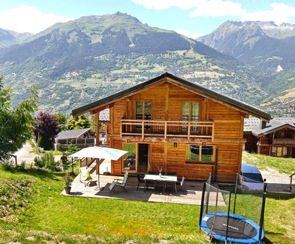 Magnifique chalet en bois dans un cadre idyllique dans les Alpes