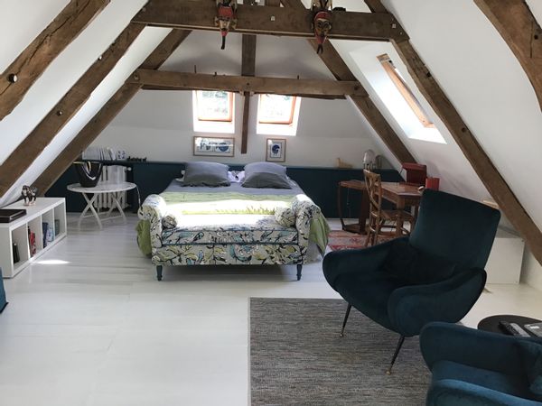 La chambre de charme sous les toits avec petit déjeuner
