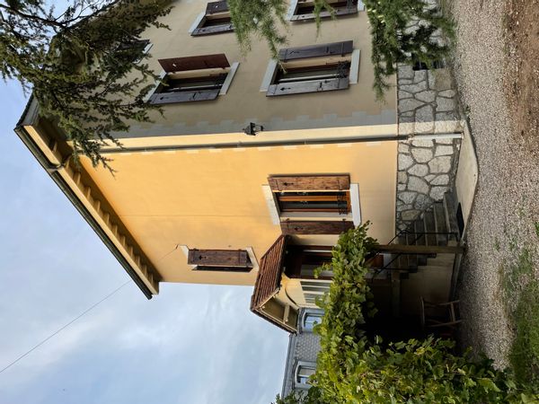 La maison à l’ombre de son cèdre
