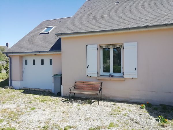 maison de 2 chambres avec Jardin privatif ( portail et clos,)proche du bourg , à 3 km de la mer .