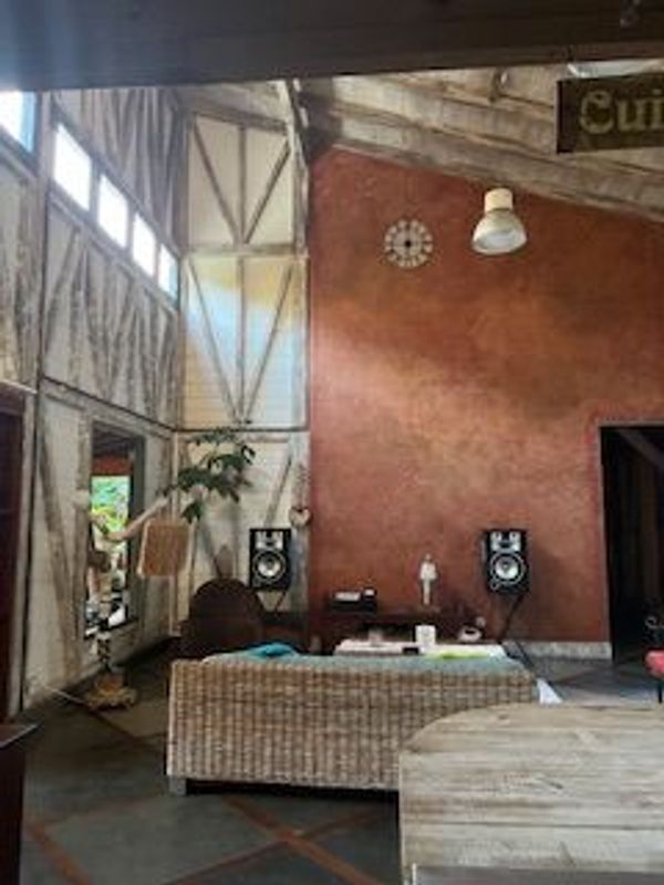 La maison de Caroline et de Michel est située dans les hauteurs des Anses d'Arlet et toute en bois