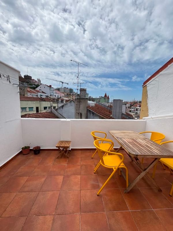 Sunny Apartment with Private Terrace in Trendy Arroios