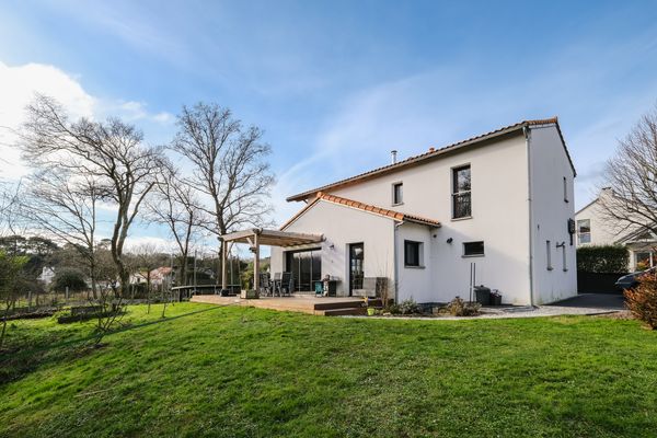 La Jo, Maison spacieuse dans un écrin de verdure à 5 minutes des plages et du centre.