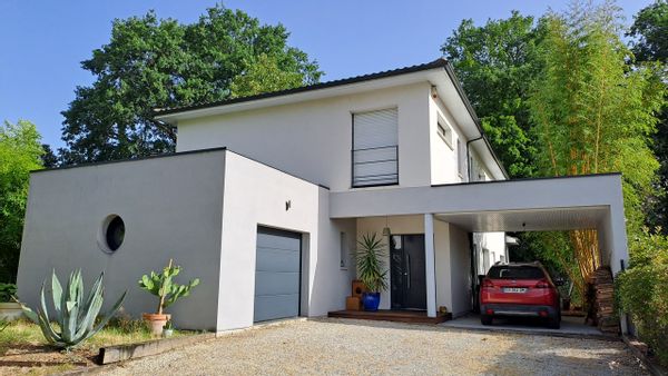 2 chambres privées dans une maison moderne avec piscine