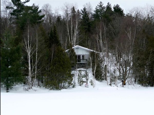 Le chalet de Françoise au bord du lac.