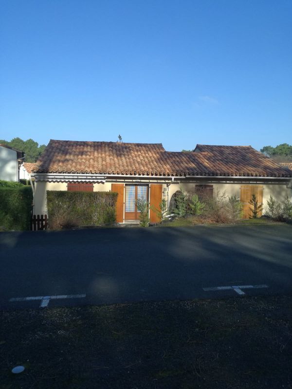 Petite maison dans une sorte de village vacances à 4 km des plages et en lisière de forêt