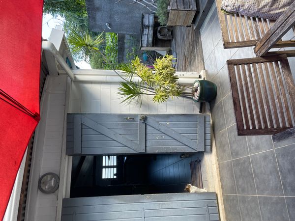 La maison est bien située pour découvrir les sentiers de la Réunion et la belle plage d’Étang-Salé.