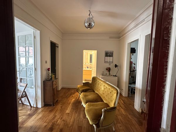 Appartement 2 chambres et grand salon au pied du métro Robespierre