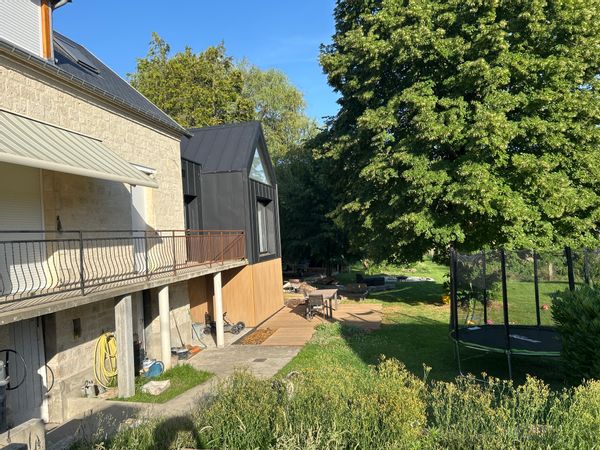 Charmante maison en pierre au cœur de la campagne calme. Entouré de paysages verdoyants et pittoresq