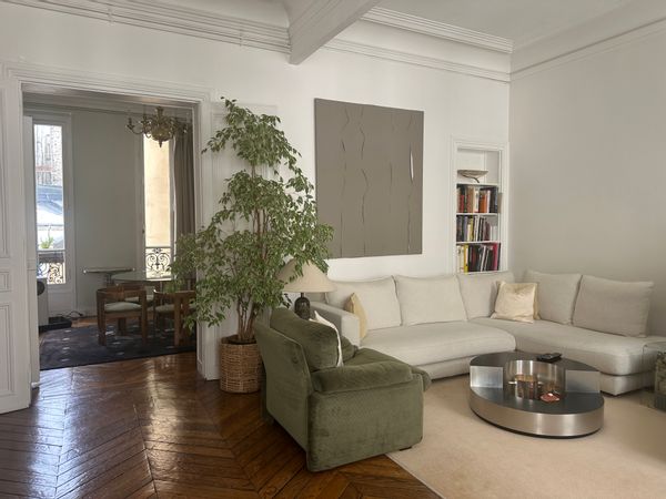 Luxurious air conditioned centrally located 2 bedroom flat in Paris