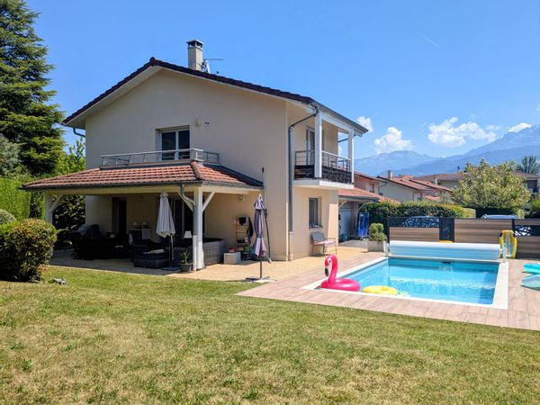 Maison familiale avec piscine, vue montagne et jardin au cœur des Alpes