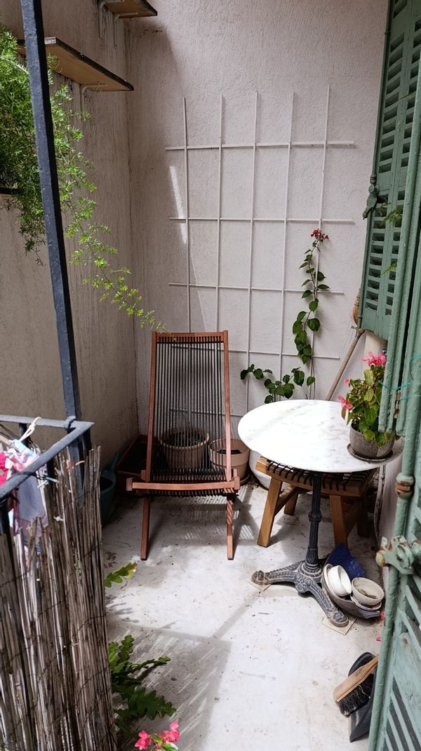 Petit appartement avec balcon dans quartier calme