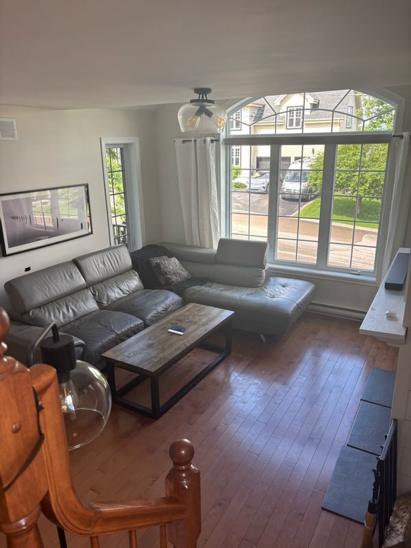 Maison familiale 3 chambres à coucher à Magog. Belle cours avec piscine chauffée.