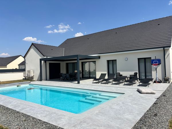 Villa moderne 160 m², 5 chambres, grande piscine chauffée et terrasse 100 m²
