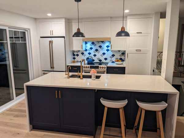 Maison familiale avec un jardin spacieux et une piscine en banlieue de Montréal.