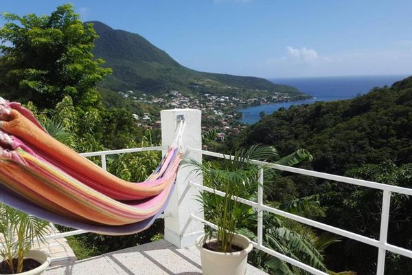 Beau T2 siué entre Les Anses d Arlet et Petite Anse avec vue magnifique sur la baie.