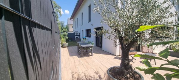 Maison moderne  5 chambres avec jardin et terrasse idéalement située